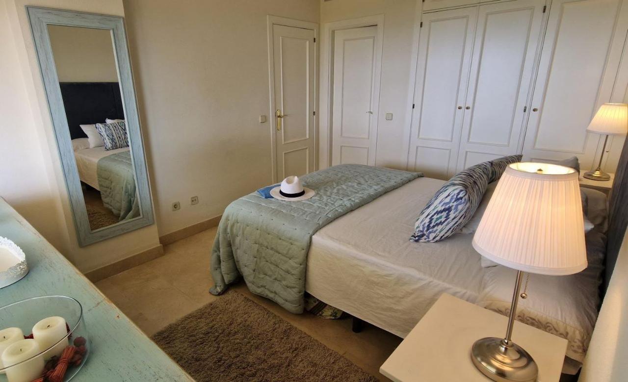 Beachfront Neptuno I, Complex,views,pool,garden, Elviria Appartement