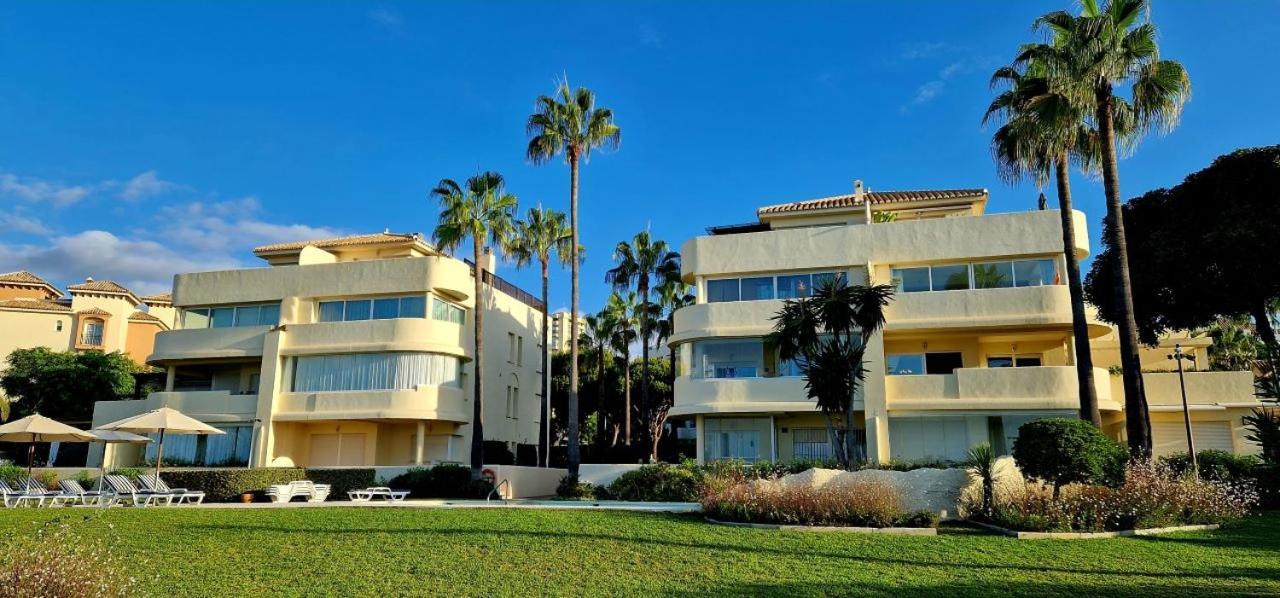 Beachfront Neptuno I, Complex,views,pool,garden, Elviria *