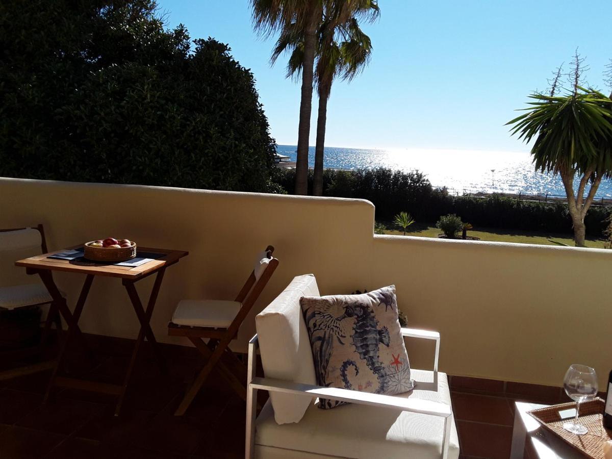 Beachfront Neptuno I, Complex,views,pool,garden, Elviria Apartment
