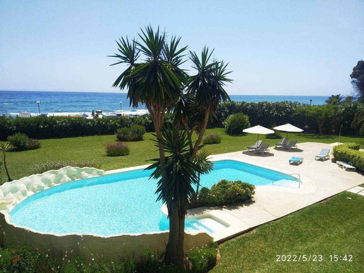 Apartment Beachfront Neptuno I, Complex,views,pool,garden, Elviria