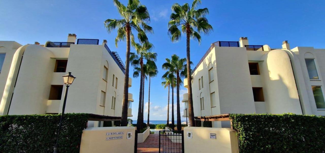 Beachfront Neptuno I, Complex,views,pool,garden, Elviria Apartment