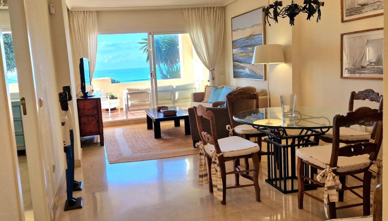 Beachfront Neptuno I, Complex,views,pool,garden, Elviria Apartment