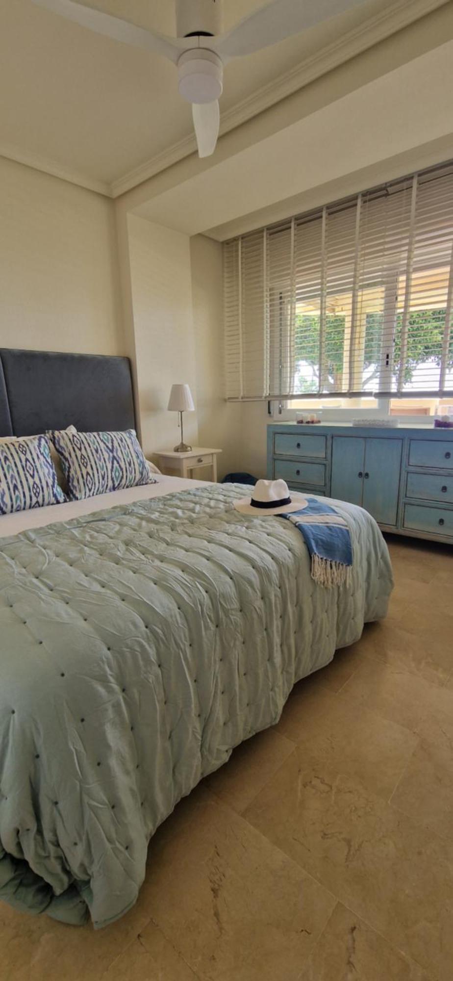 Beachfront Neptuno I, Complex,views,pool,garden, Elviria Apartment
