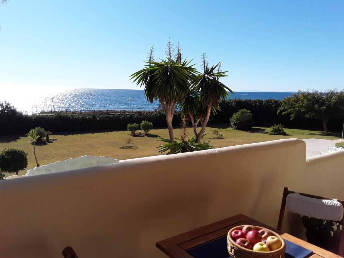 Beachfront Neptuno I, Complex,views,pool,garden, Elviria *
